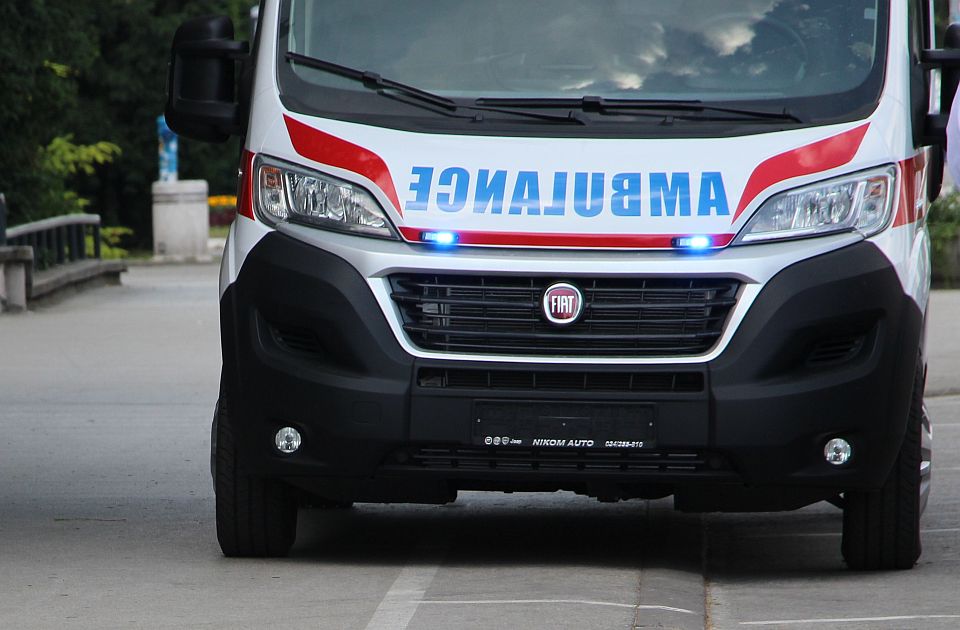 FOTO: Lančani sudar na auto-putu kod Beške, jedan automobil završio prevrnut na krov