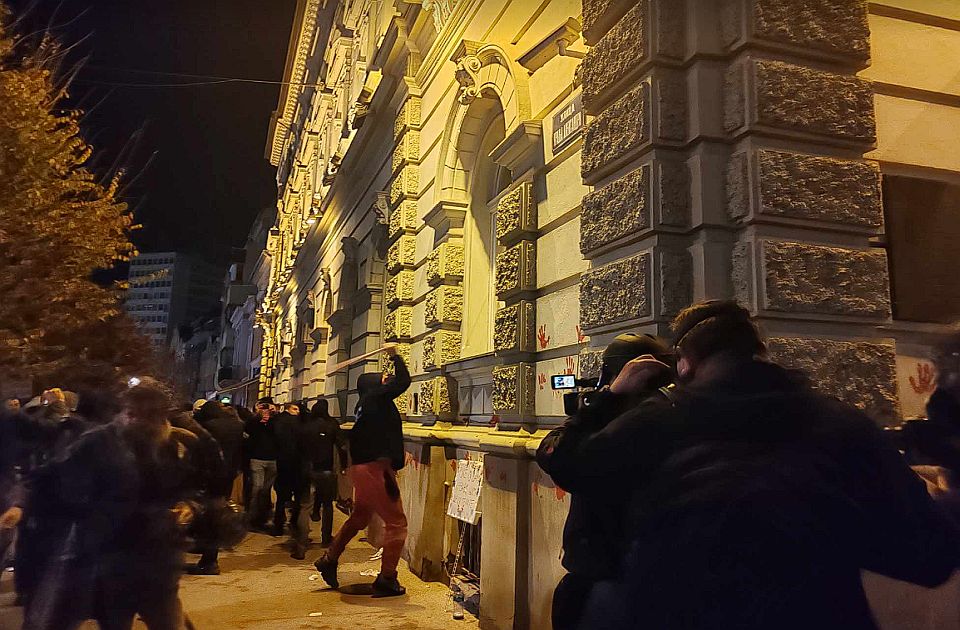 UŽIVO VIDEO Haos na protestu: Vučić u Novom Sadu, policija u civilu počela da privodi