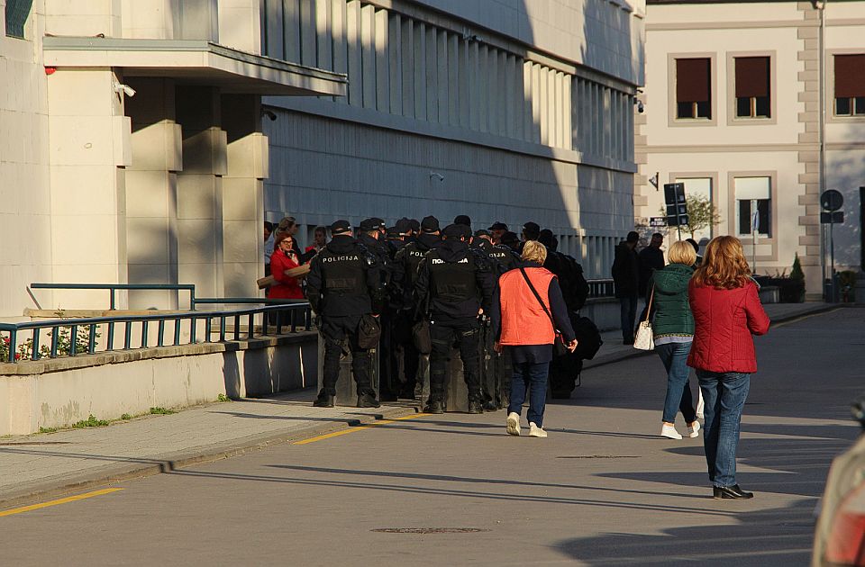 FOTO: Policijske snage u Novom Sadu pred protest - raspoređeni na nekoliko lokacija