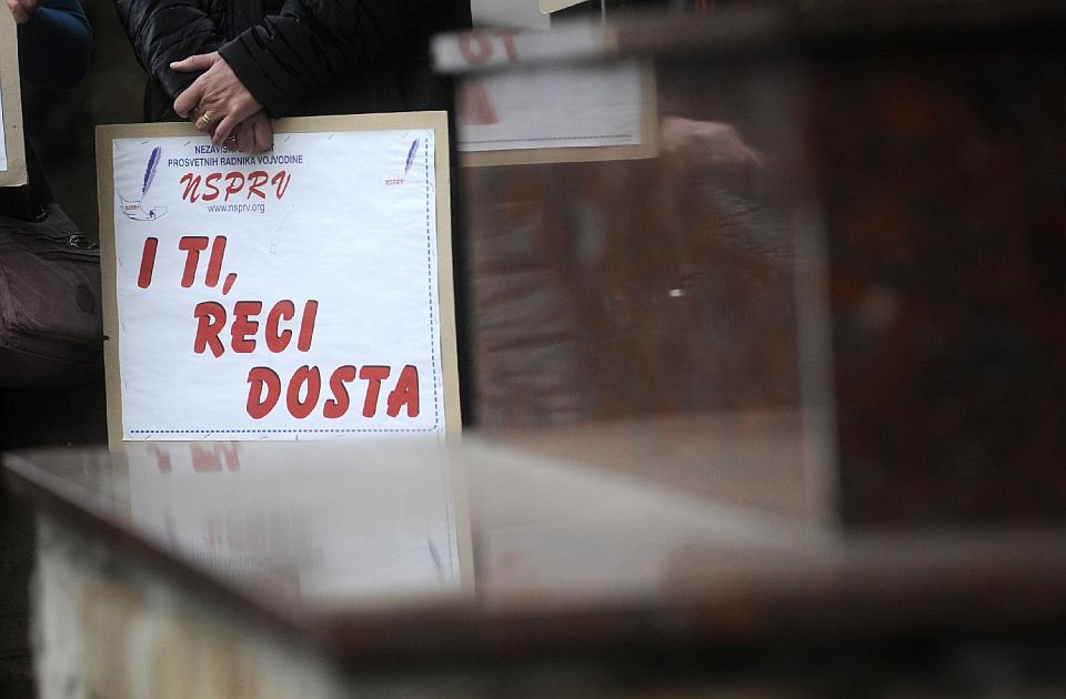 FOTO, VIDEO: Protest prosvetara zbog nasilja u društvu, održali "minut zviždanja" i izneli zahteve