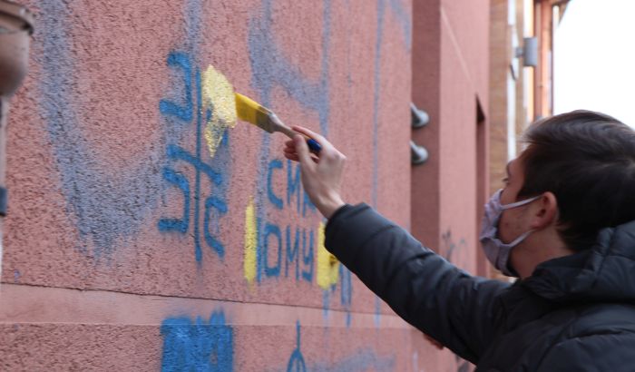 FOTO, VIDEO: Omladinci opozicionih stranaka uklonili grafite mržnje sa više lokacija u Novom Sadu 