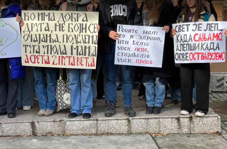 FOTO, VIDEO: Maturanti Jovine gimnazije predali ključeve škole i poručili - "podržavamo studente"