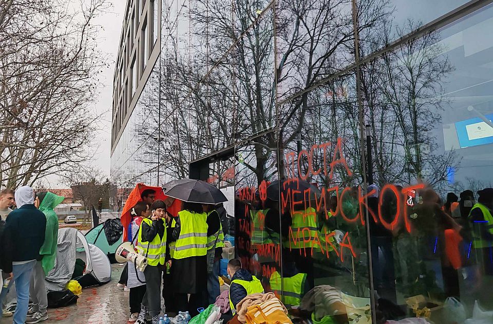 FOTO: Blokirana zgrada RTV-a