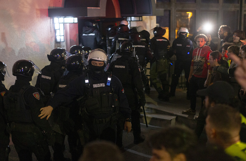 VIDEO: Povređeni policajac bio u civilu, skup napustio prolazeći kroz masu studenata