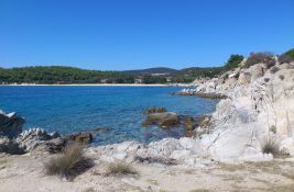 Halkidiki: Zabranjeno kupanje na popularnoj plaži zbog izlivanja kanalizacije