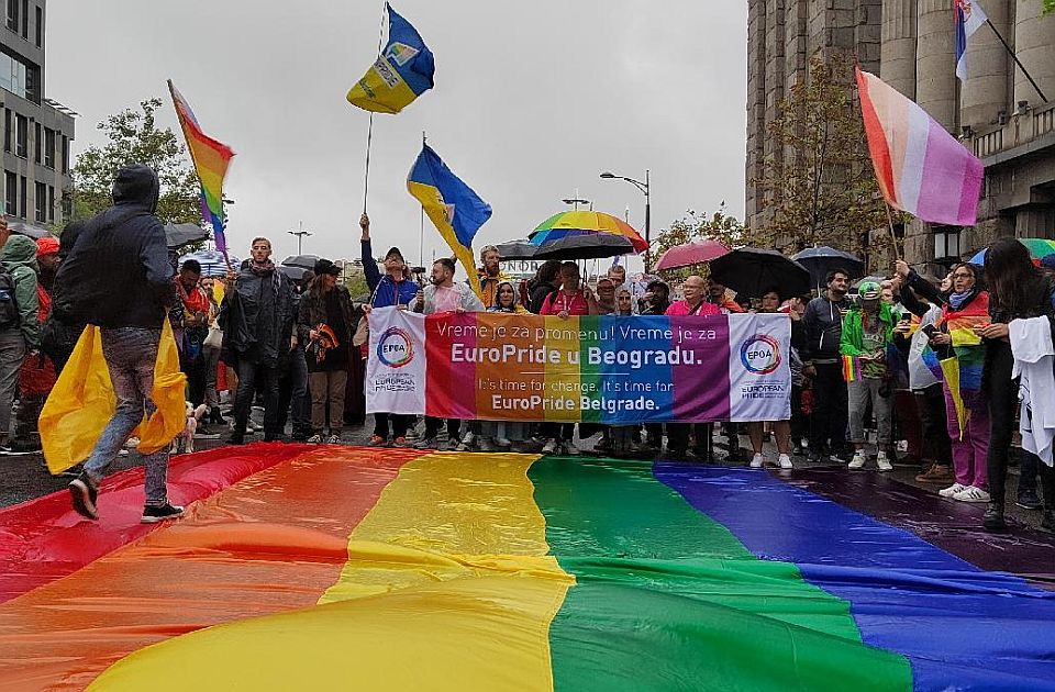 FOTO: Evroprajd šetnja bez većih incidenata, u toku koncerti na Tašmajdanu 