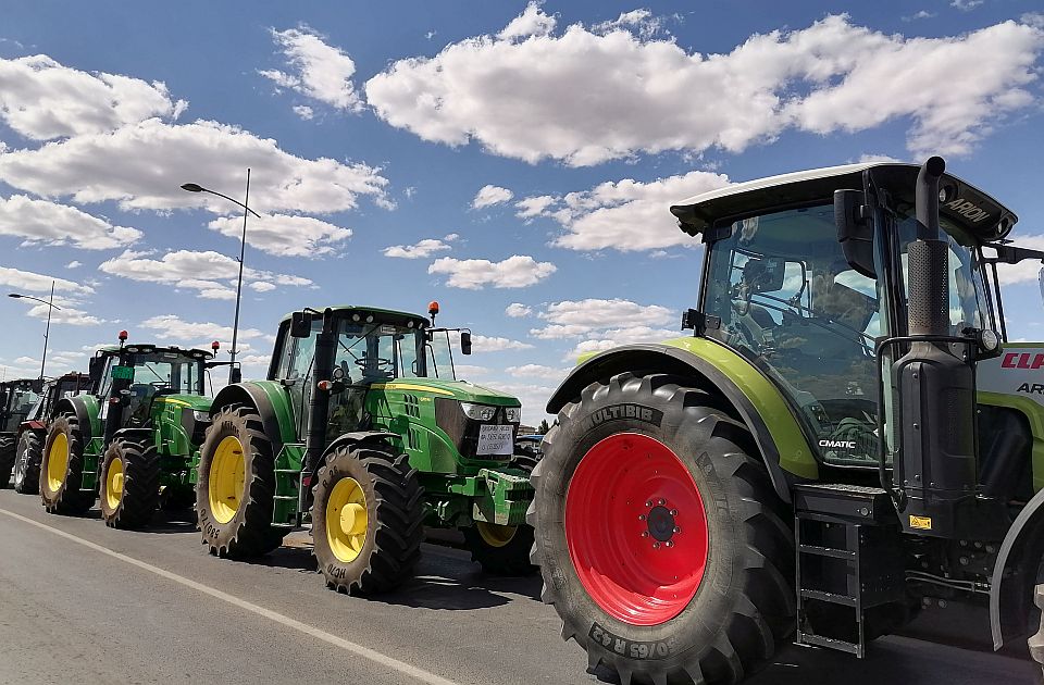 Poljoprivrednici Stiga blokirali put kod Požarevca