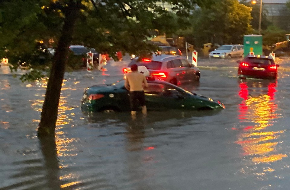 FOTO: Pet automobila "potonulo" kod turbo kružnog toka