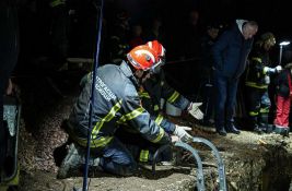 Muškarac osam sati bio zatrpan u kanalu, prevezen u bolnicu