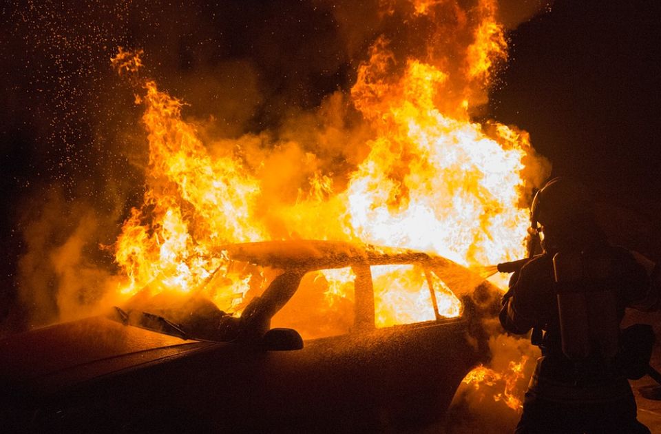 Mladići uhapšeni u Nišu zbog paljenja automobila 