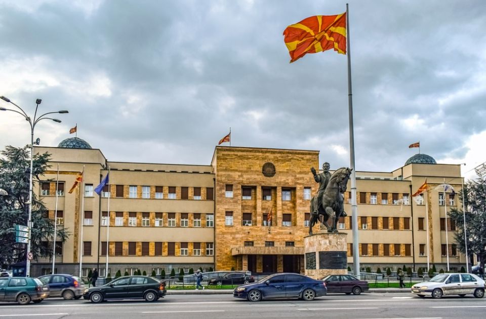 Uhapšen maloletnik koji je otkinuo tablu sa grbom i nazivom konzulata Srbije u Kumanovu 