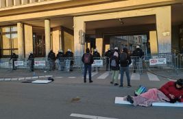 VIDEO: Studenti pred sednicu pokušali da blokiraju Skupštinu Novog Sada, kordon policije reagovao