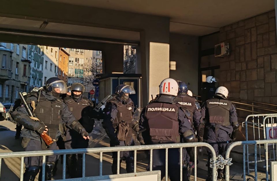 VIDEO: Studenti pokušali da blokiraju Skupštinu Novog Sada, policija silom na njih