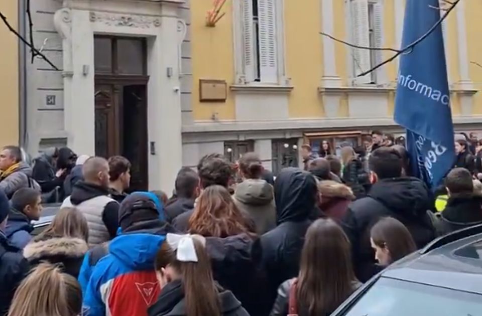 VIDEO: Studenti i građani sa 74 minuta tišine odali poštu stradalima u Kočanima i Novom Sadu