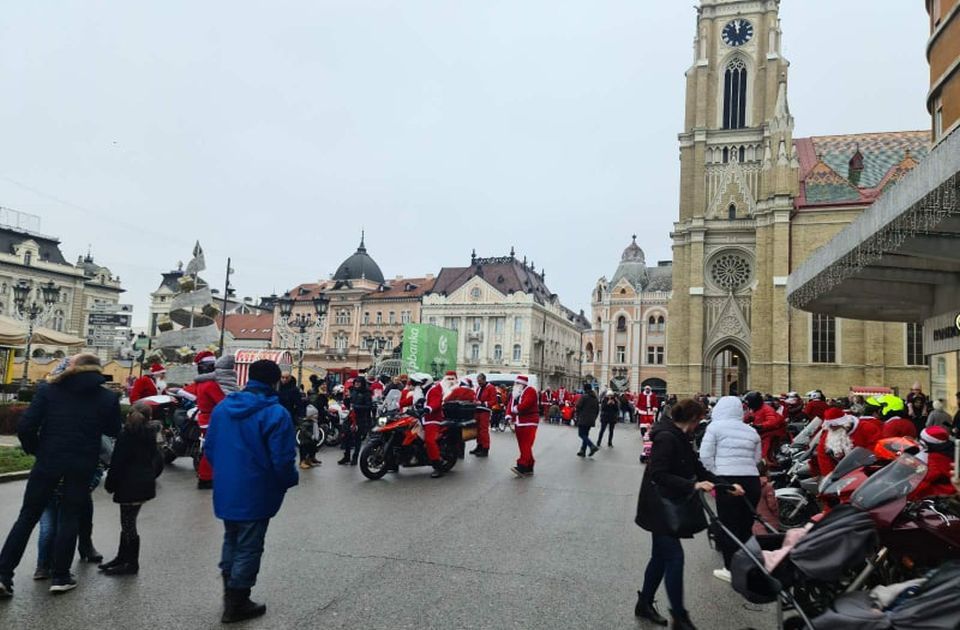 Moto Deda Mrazovi podelili poklone deci u Dečjoj bolnici, Sigurnoj kući i Svratištu