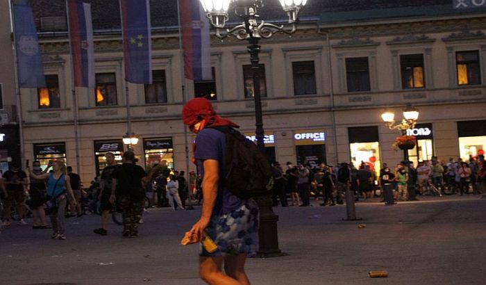 Građanin oslobođen optužbe da je uništavao Gradsku kuću na julskim protestima, policajac nije bio siguran na koga je pokazao