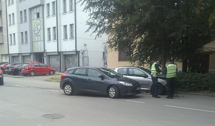 FOTO: Muškarci lakše povređeni u sudaru