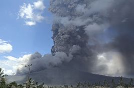 Vulkan u Indoneziji izbacio visoke stubove pepela, proširena zona opasnosti 