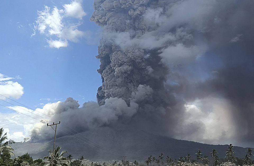 Vulkan u Indoneziji izbacio visoke stubove pepela, proširena zona opasnosti 