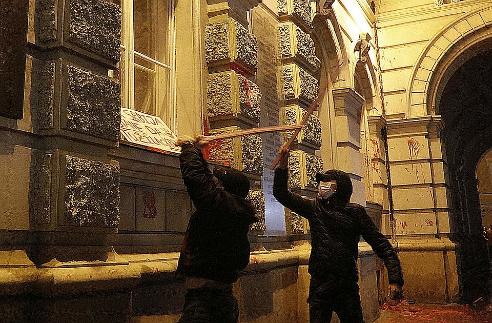 Ko (ni)je obezbeđivao građane na protestu u Novom Sadu i zašto policija nije hapsila huligane