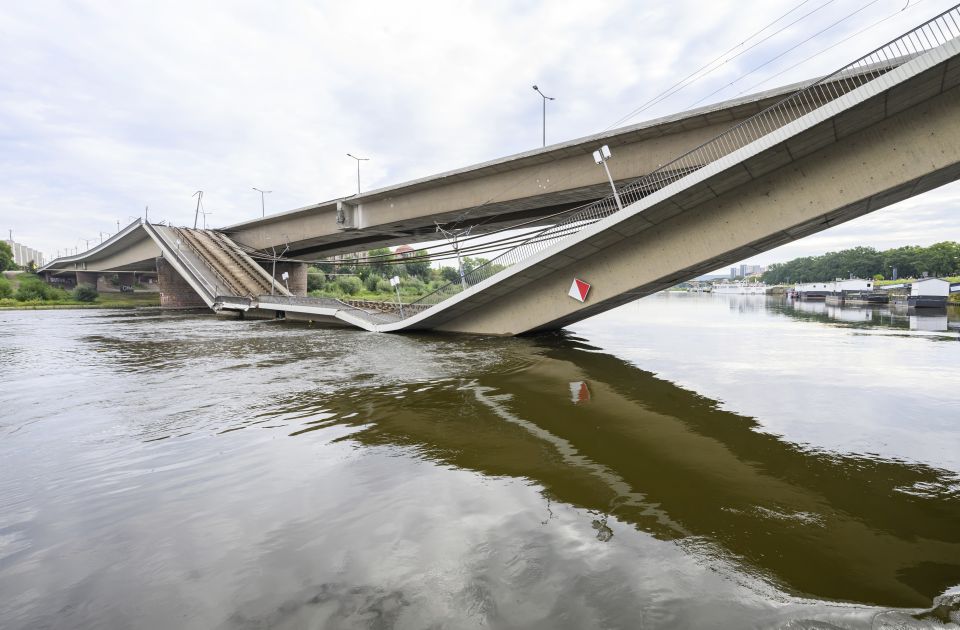 FOTO, VIDEO: Deo mosta u Drezdenu se srušio u reku