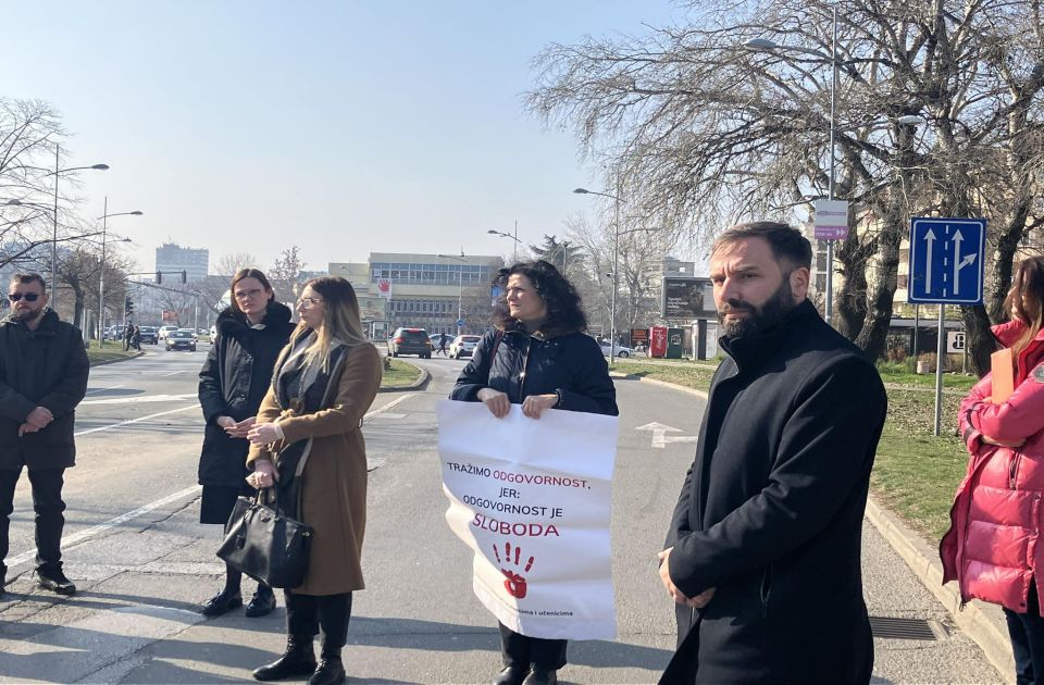 VIDEO: Zaposleni vrtića "Vilenjak" blokirali Bulevar cara Lazara, studenti ih podržali