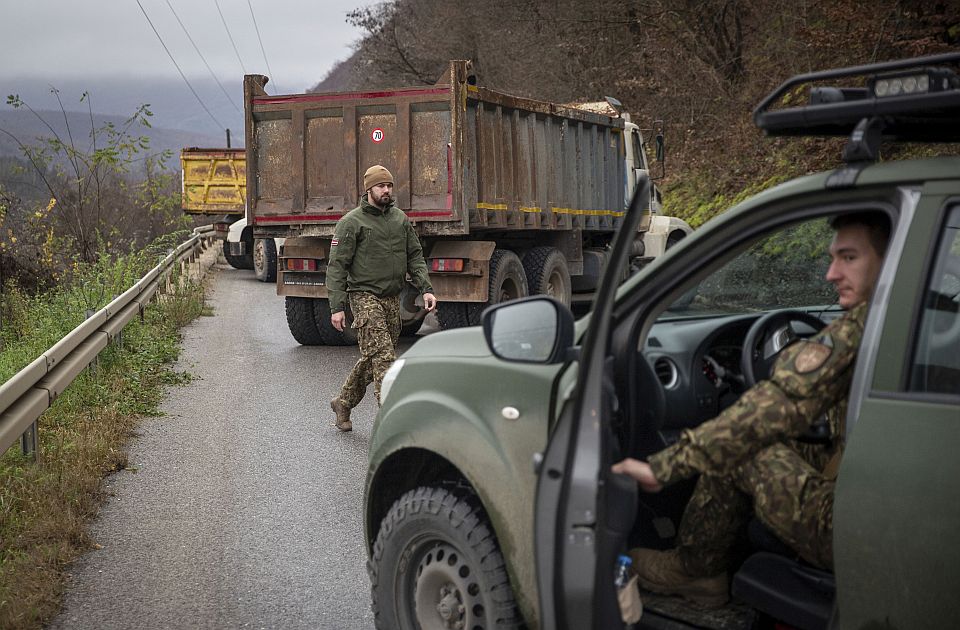 Glavni putevi na Kosovu i dalje blokirani, zatvoreni i prelazi Jarinje i Brnjak