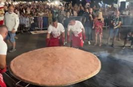 VIDEO Ponovo oboren rekord u Leskovcu: Napravljena pljeskavica od 86 kilograma