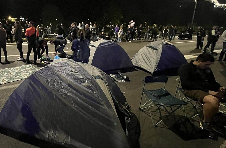 Deo učesnika protesta proveo noć na blokadi autoputa u Beogradu, blokada okončana rano jutros