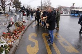 FOTO: Novosadski opozicionari na 40 dana od nesreće odali počast stradalima na Železničkoj stanici