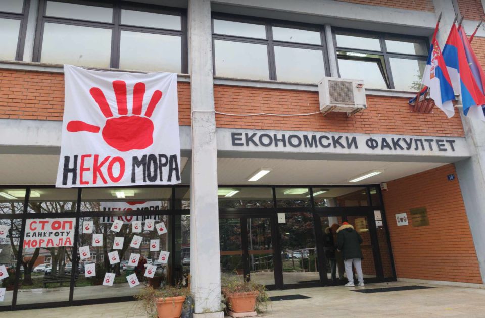 Studentkinja Ekonomskog fakulteta u Novom Sadu: Uprava obaveštena o blokadi, čekamo dekana