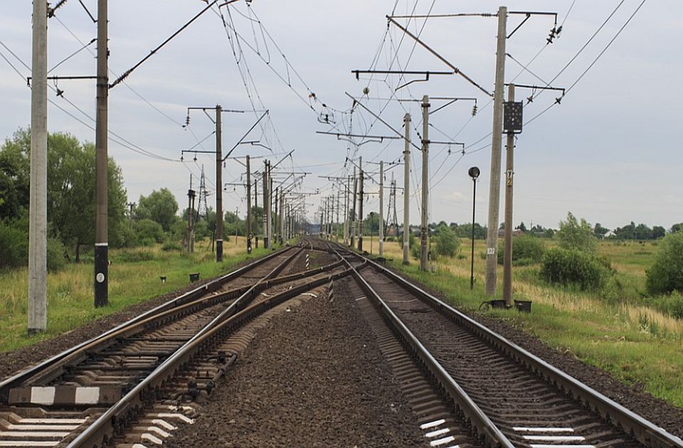 Dve vagon-cisterne sa sumpornom kiselinom iskliznule kod Zaječara, nema curenja materija