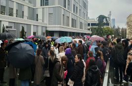 VIDEO: Studenti Medicinskog fakulteta u blokadi protestuju ispred Urgentnog centra u Beogradu