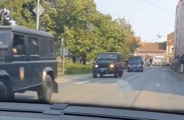 VIDEO: Veliki broj pripadnika Žandarmerije na terenu, tragaju za napadačem na policajce u Loznici