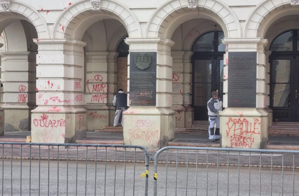 FOTO, VIDEO Tačno mesec dana od velikog protesta u Novom Sadu: Počelo čišćenje Gradske kuće