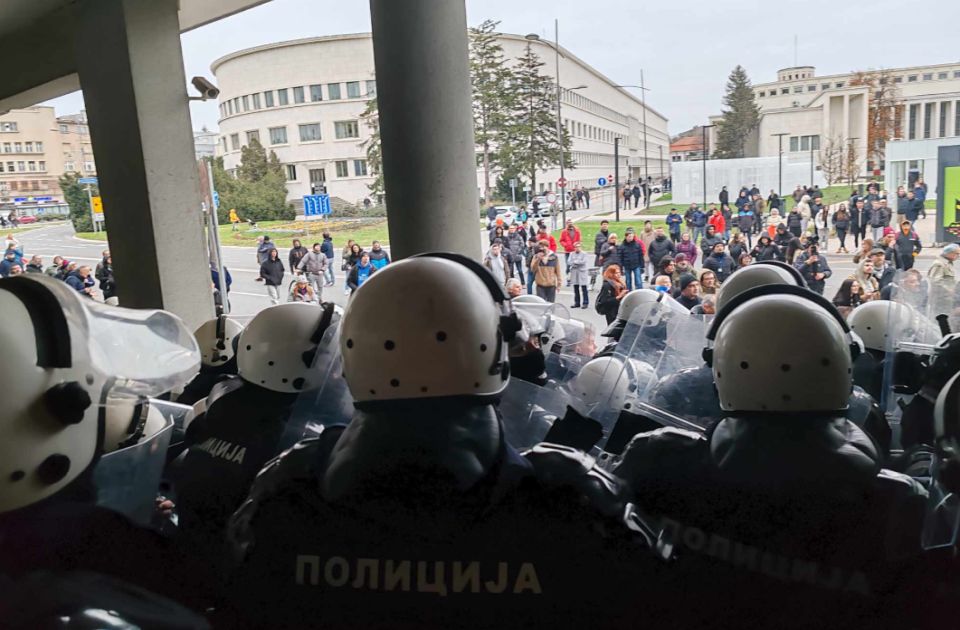 VIDEO: Dačić pokazao snimak na kom se vidi kako Jovović "napada" policajce u Novom Sadu