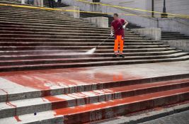 Aktivisti polili crvenom bojom spomenik u Rimu da bi upozorili na broj femicida u Italiji