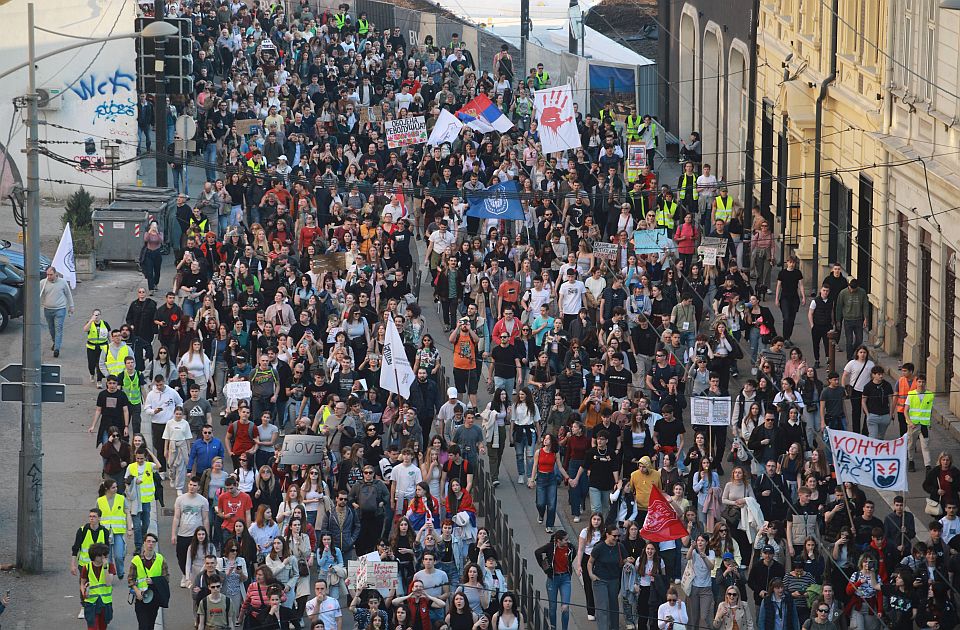 VIDEO: Studenti u blokadi, srednjoškolci i građani ispred Radio televizije Srbije