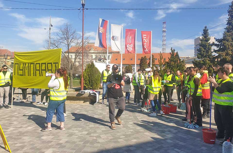 Zrenjaninski studenti očistili Kulturni centar posle boravka naprednjaka