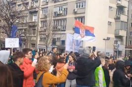 VIDEO Direktorka beogradske gimnazije zabranila ulazak u školu, usledio protest, a i reakcija Vučića