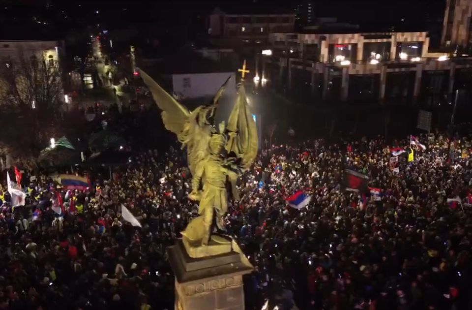 VIDEO Suze, aplauzi, vatromet i posluženje: Kruševac priredio dva dočeka studenata koji pešače