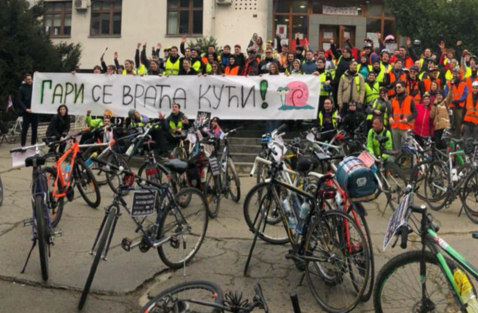 VIDEO Novosadski studenti na biciklima stigli u Kruševac, sutra stižu u Niš: Veselo na pauzi