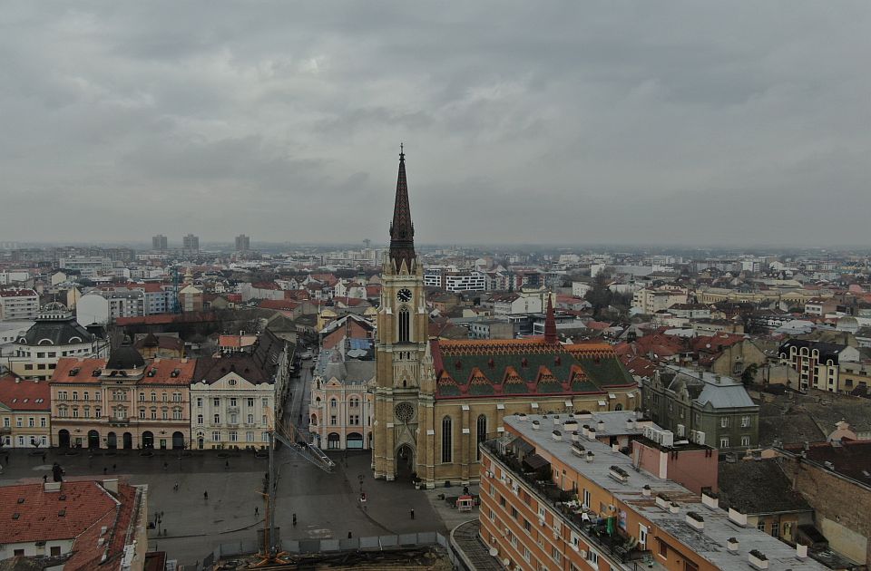 Umereno oblačan petak pred Novosađanima: Dan pun predstava. Jedna je ipak otkazana