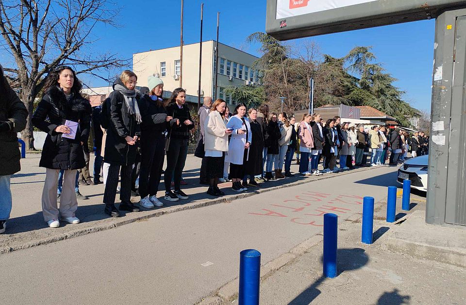 FOTO, VIDEO: Novi Sad zastao na 15 minuta, manji incident kod Lutrije