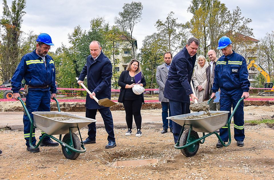 FOTO, VIDEO: Đurić i Mirović položili kamen temeljac za novu zgradu OŠ "Miloš Crnjanski"