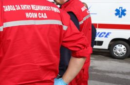 Udes na auto-putu kod Novog Sada: Automobil sleteo s puta, povređene tri osobe 