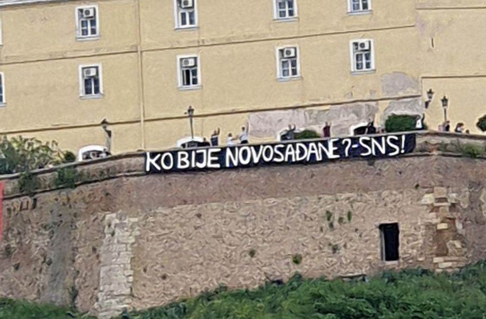 FOTO Transparent "Ko bije Novosađane - SNS" na Tvrđavi; SNS: Sramno skrnavljenje simbola Novog Sada