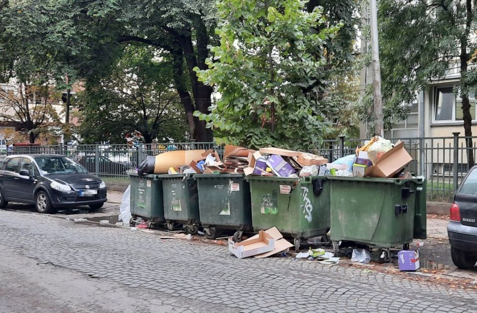 Novosađanin se žali na smeće iz marketa, inspekcija kaže da nema nepravilnosti