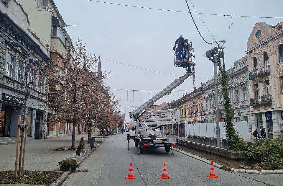 VIDEO: Počelo postavljanje novogodišnje rasvete u Novom Sadu