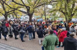 FOTO: Počeo skup podrške studentu Akademije, ispred novosadskog suda njegovi profesori i kolege